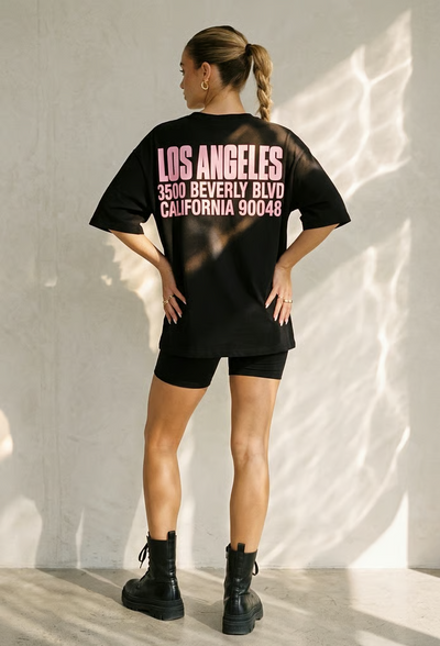 Zwart Oversized T-shirt met Roze Tekst en Korte Mouwen