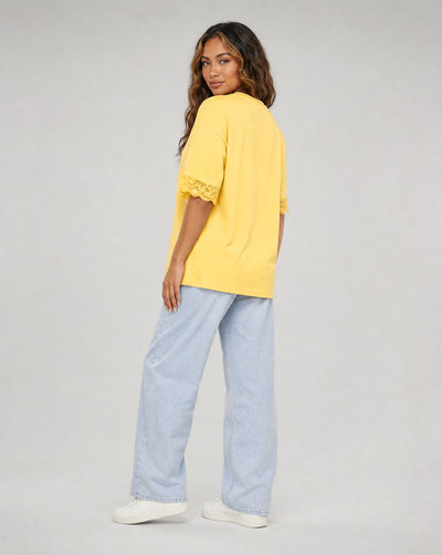 Geel Oversized T-Shirt met Kantmouwen en Borduring