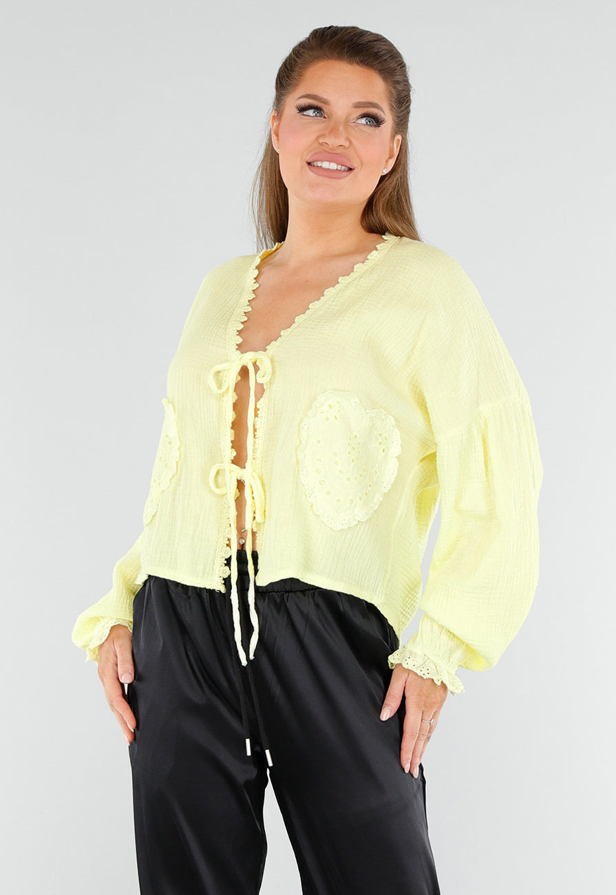 Butter Yellow Knoopblouse met Hartvormige Broderiezakken en Striksluiting