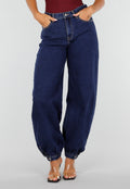 NEW020926 Donkerblauwe Denim Barrel Jeans met Wijde Pijpen en Elastische Enkelboorden