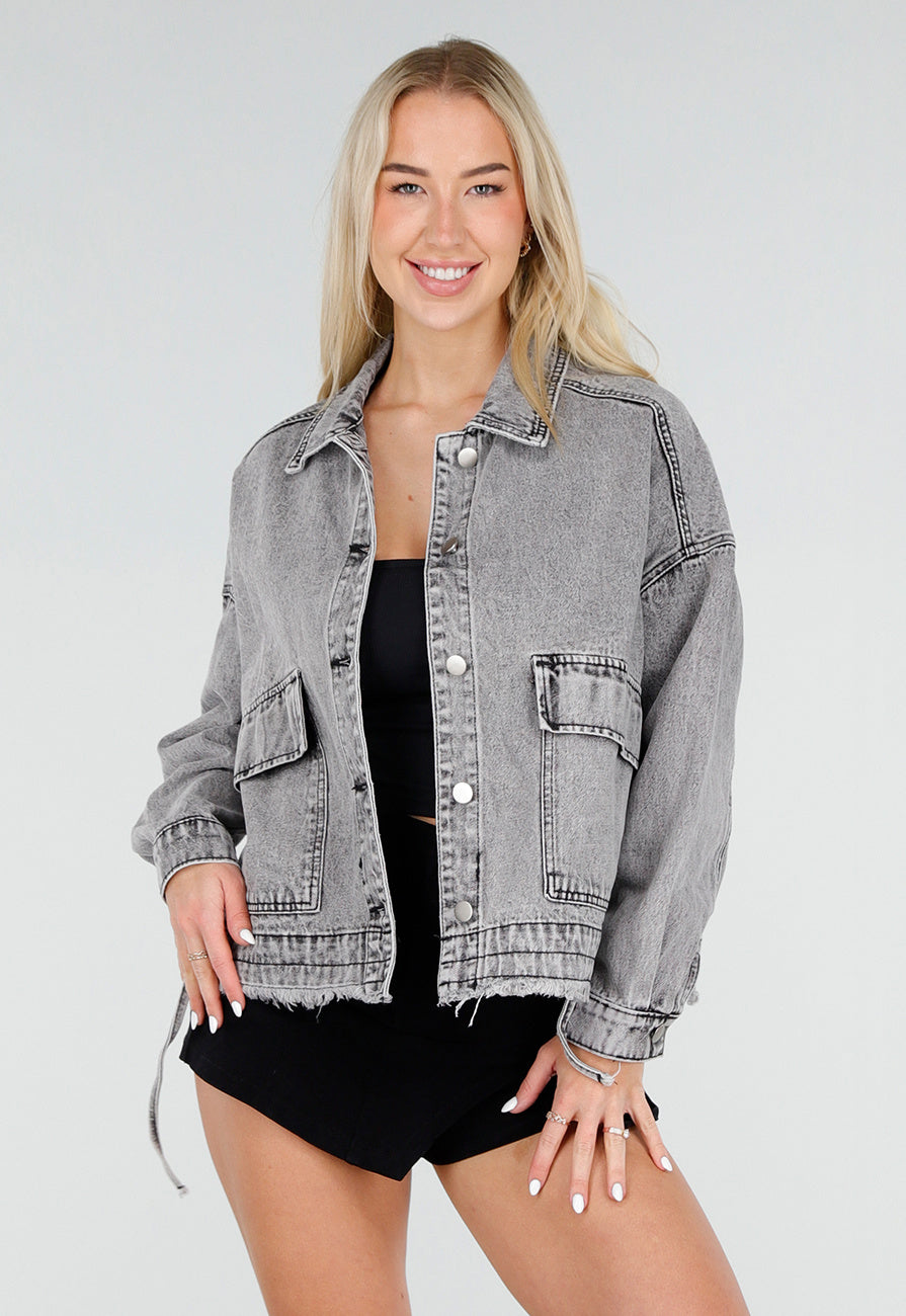 Grijze Denim Jas met Klepzakken, Trekkoord en Drukknoopsluiting