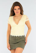 Lichtgele Kanten Stretch Top met V-hals