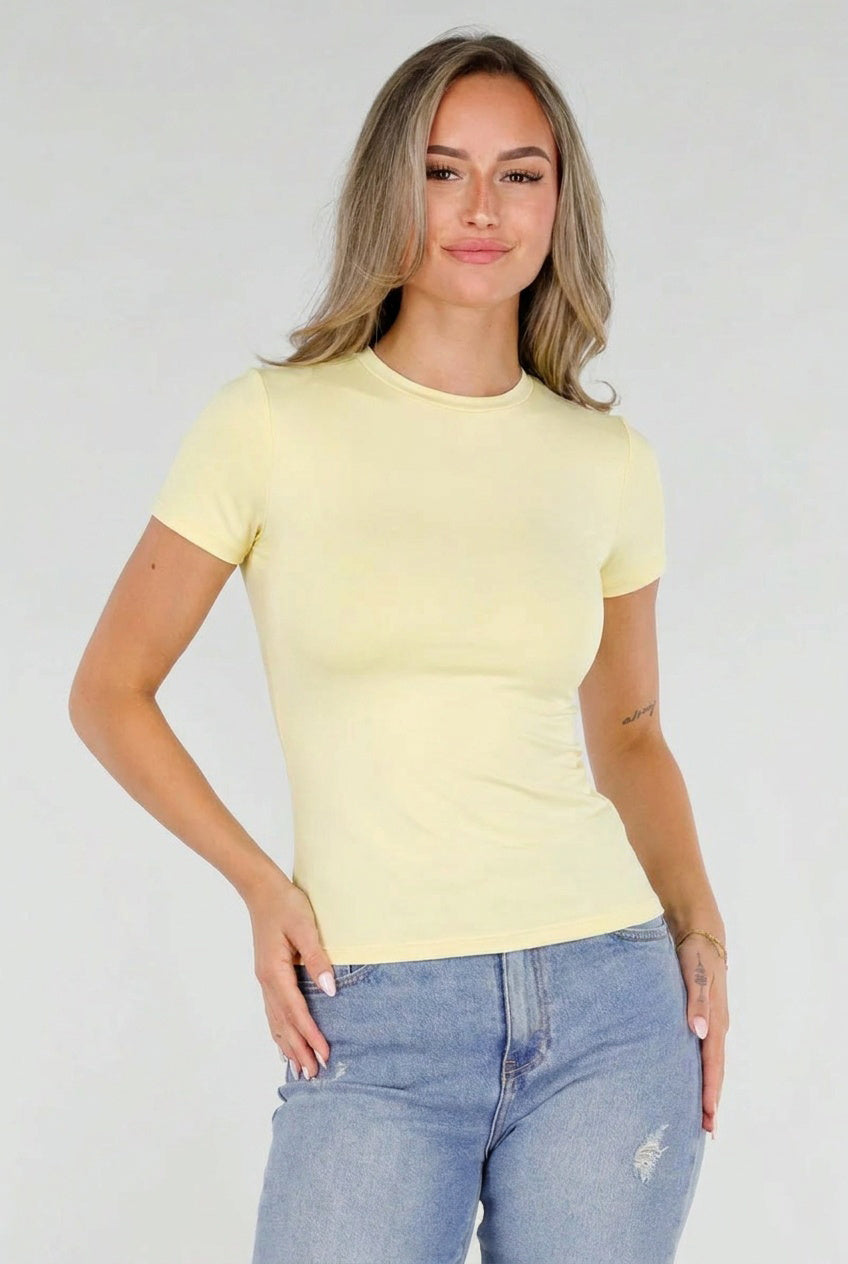 NEW220726 Butter Yellow Stretch T-Shirt met Ronde Hals en Korte Mouwen