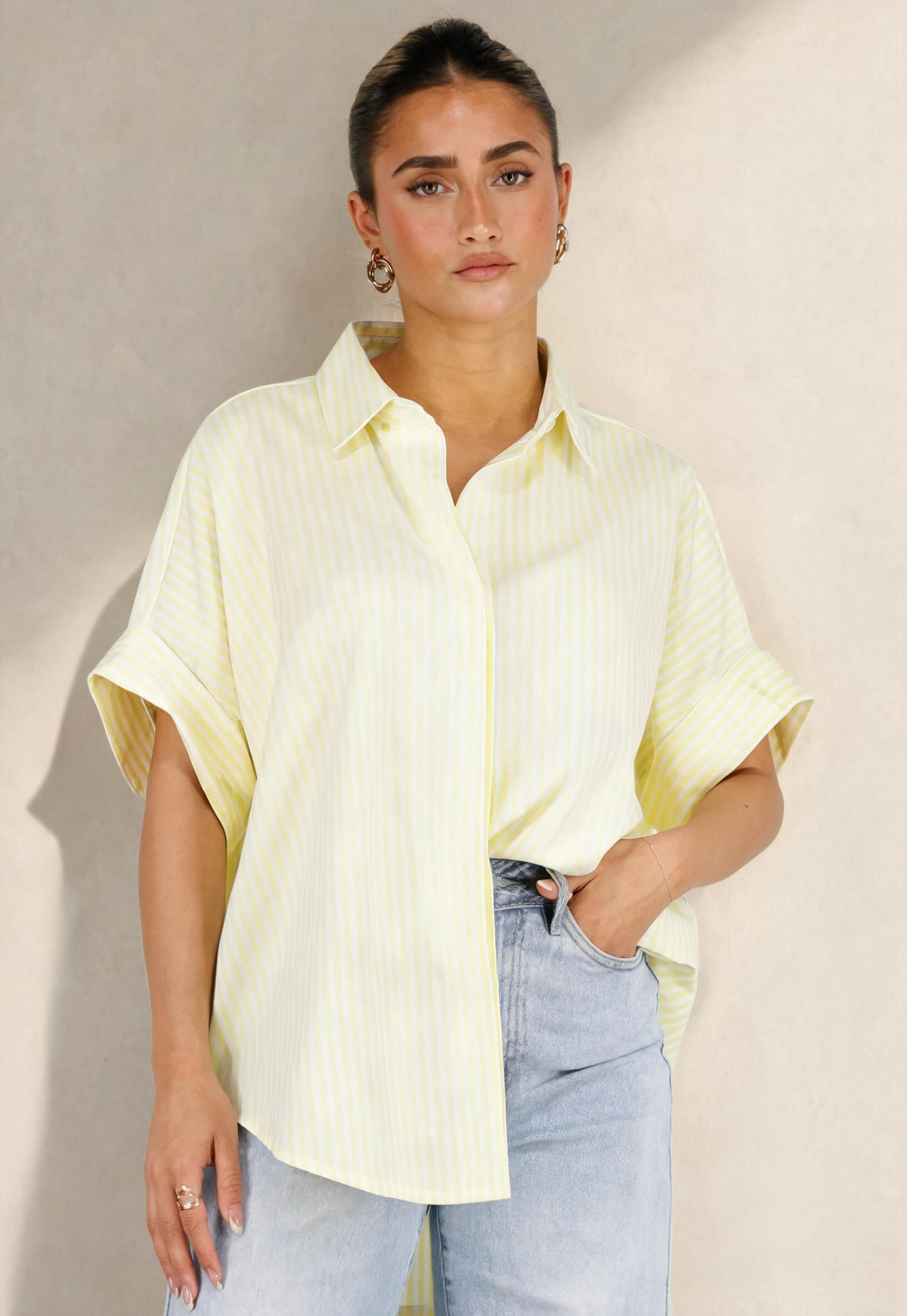 Lichtgele Gestreepte Oversized Blouse met Kraag en Korte Mouwen
