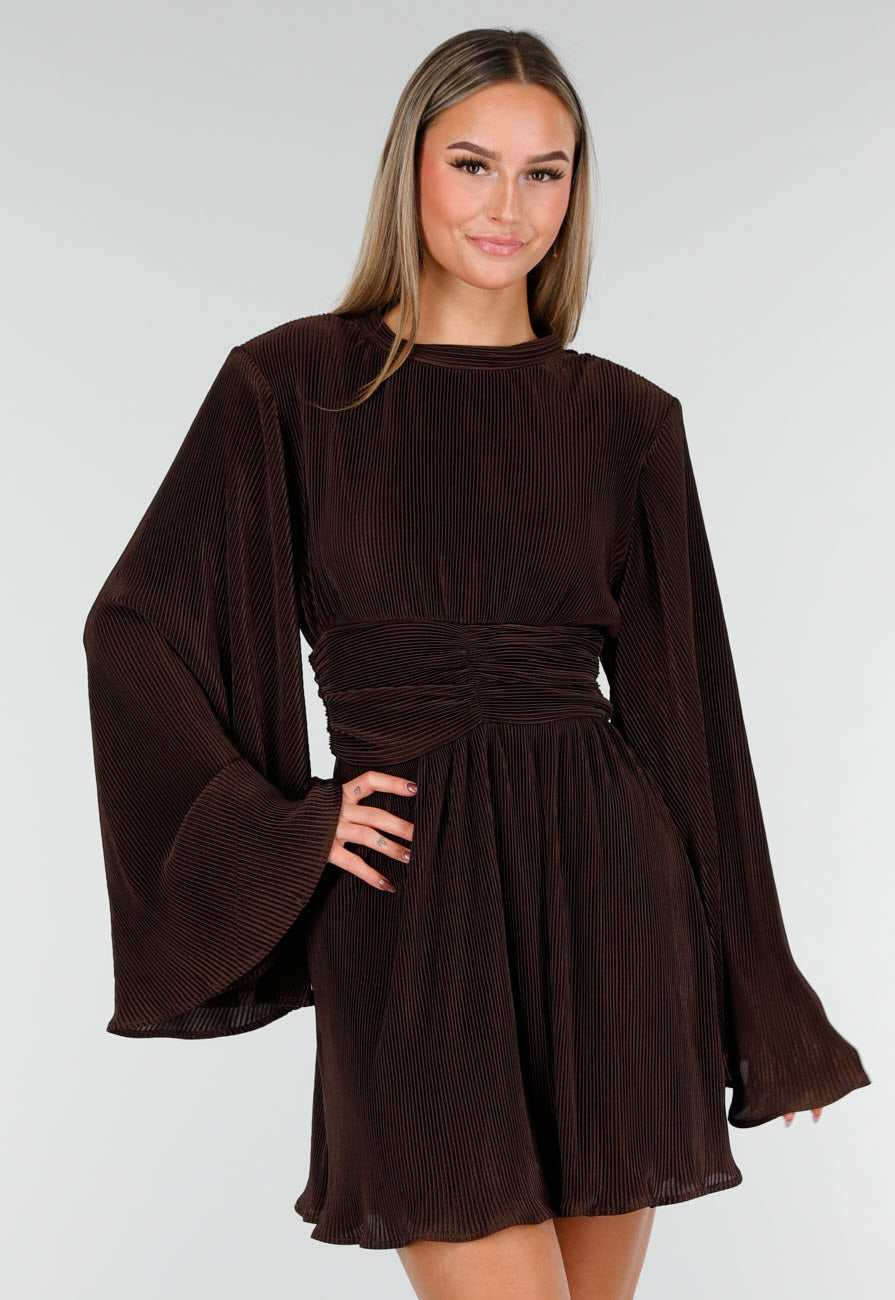 Bruine Plissé Jurk met Hoge Hals en Ruched Taille