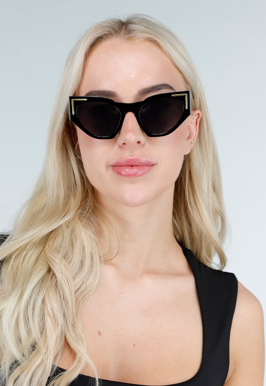 Zwarte Cat Eye Zonnebril met Gouden Details