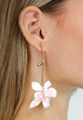 Goudkleurige Oorbellen met Roze-Witte Bloemhanger