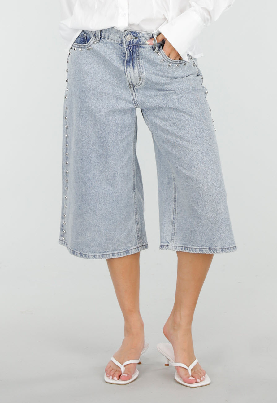 Lichtblauwe Denim Bermuda Shorts met Studs en Rechte Pijpen