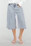 Lichtblauwe Denim Bermuda Shorts met Studs en Rechte Pijpen