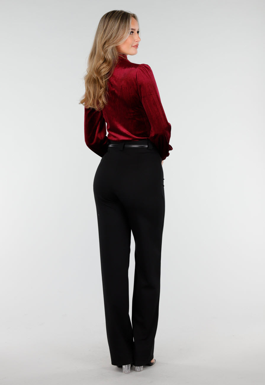 Rode Velours Top met V-Hals en Choker Detail