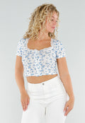 Witte Crop Top met Blauwe Bloemen en Kanten Halslijn