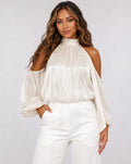 Gebroken Witte Satijnen Cold Shoulder Top met Sjaalkraag
