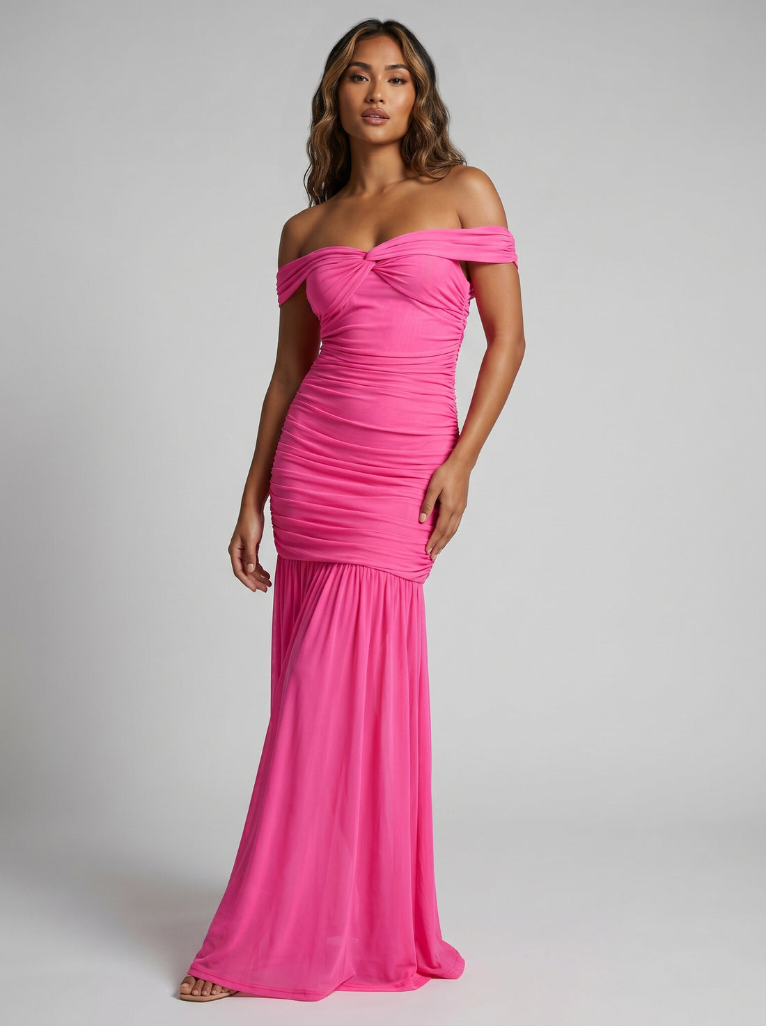 Roze Off Shoulder Maxi Jurk met Geplooide Mesh en Split