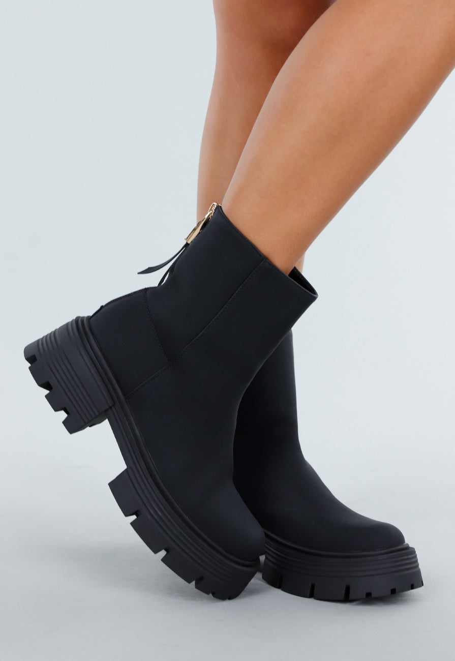Zwarte Enkellaarsjes met Chunky Zool en Ritsdetail