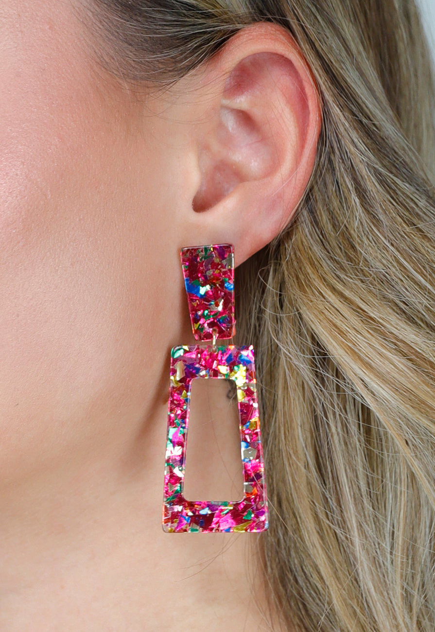 Roze Rechthoekige Oorbellen met Terrazzo Print en Hanger