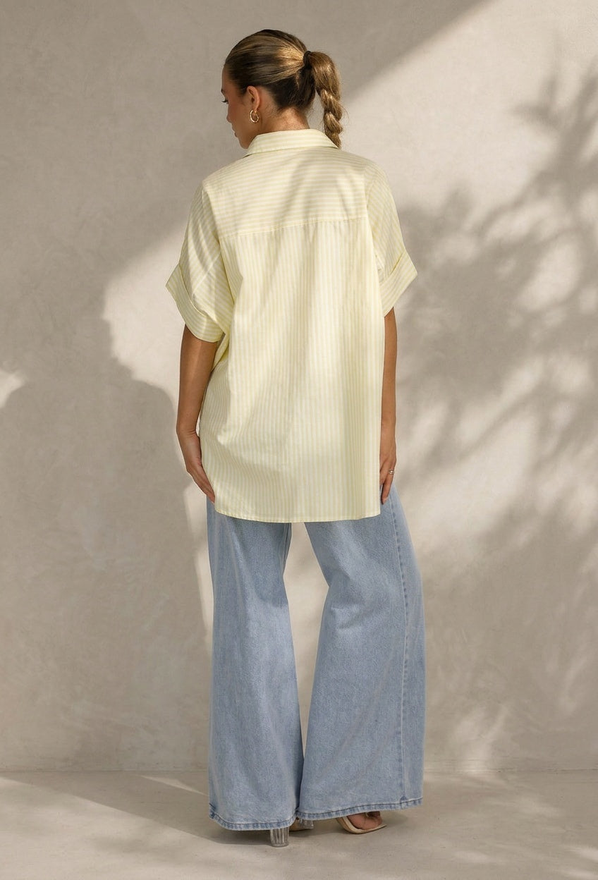 Lichtgele Gestreepte Oversized Blouse met Kraag en Korte Mouwen
