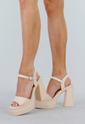 Beige Dames Sandalen van Faux Leer met Verhoogde Zool en Zilveren Gesp
