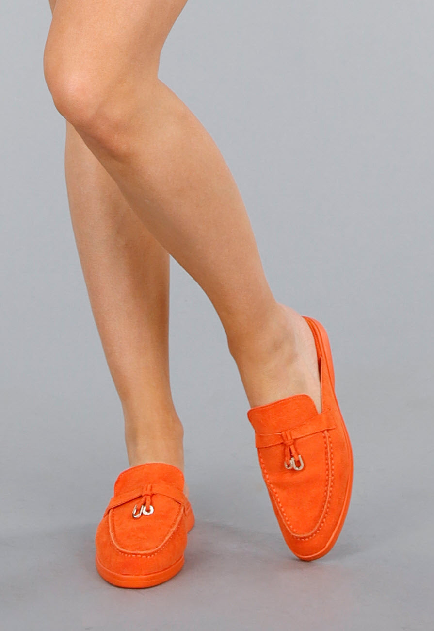 Comfortabele Oranje Suède Instappers met Flexibele Zool en Gouden Detail