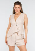 Two Piece met Short en Asymetrische Beige Top met Knopen en V-hals