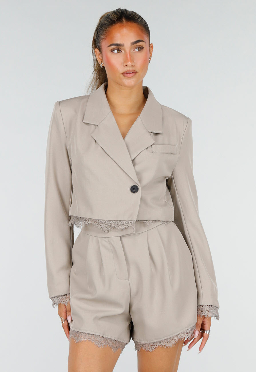 NEW290726 Grijze Blazer en Short Set met Kanten Afwerking