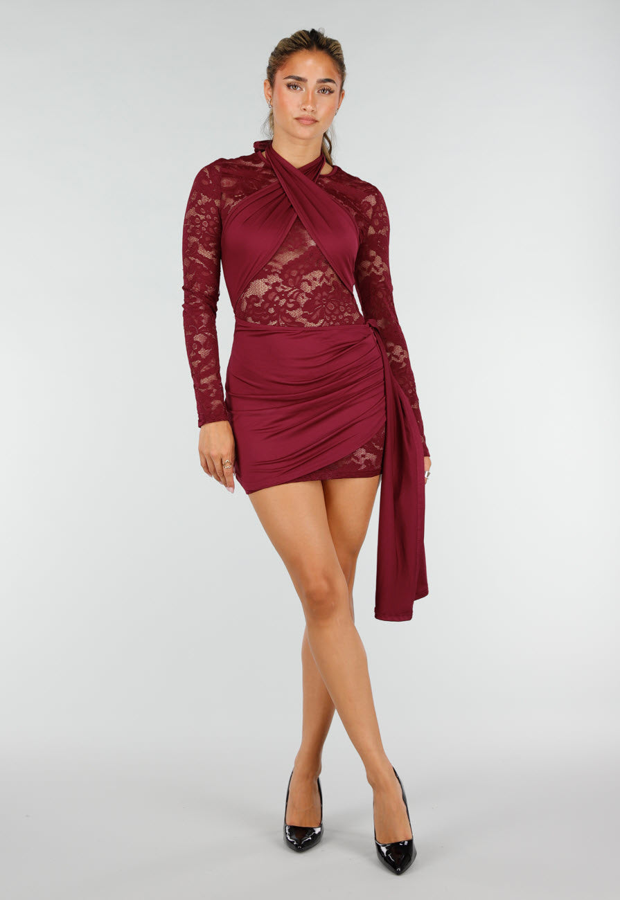 NEW220726 Bordeaux Kant Jurk met Lange Mouwen en Gedrapeerd Detail