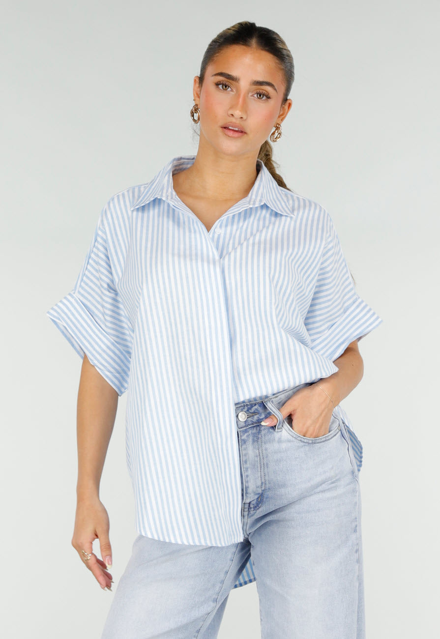 Lichtblauwe Gestreepte Oversized Blouse met Kraag en Korte Mouwen