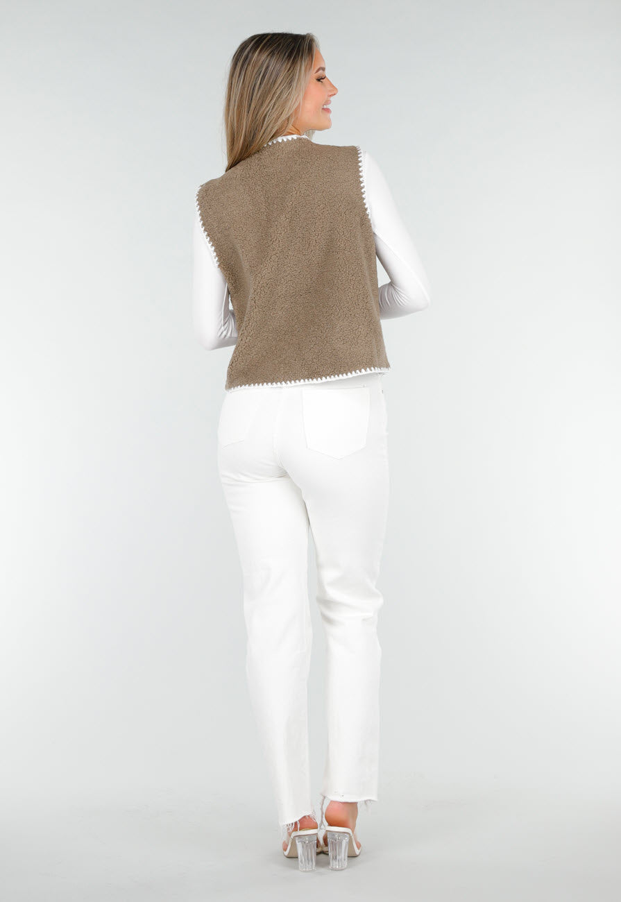 Bruin Teddy Gilet met Witte Randen en Knoopsluiting