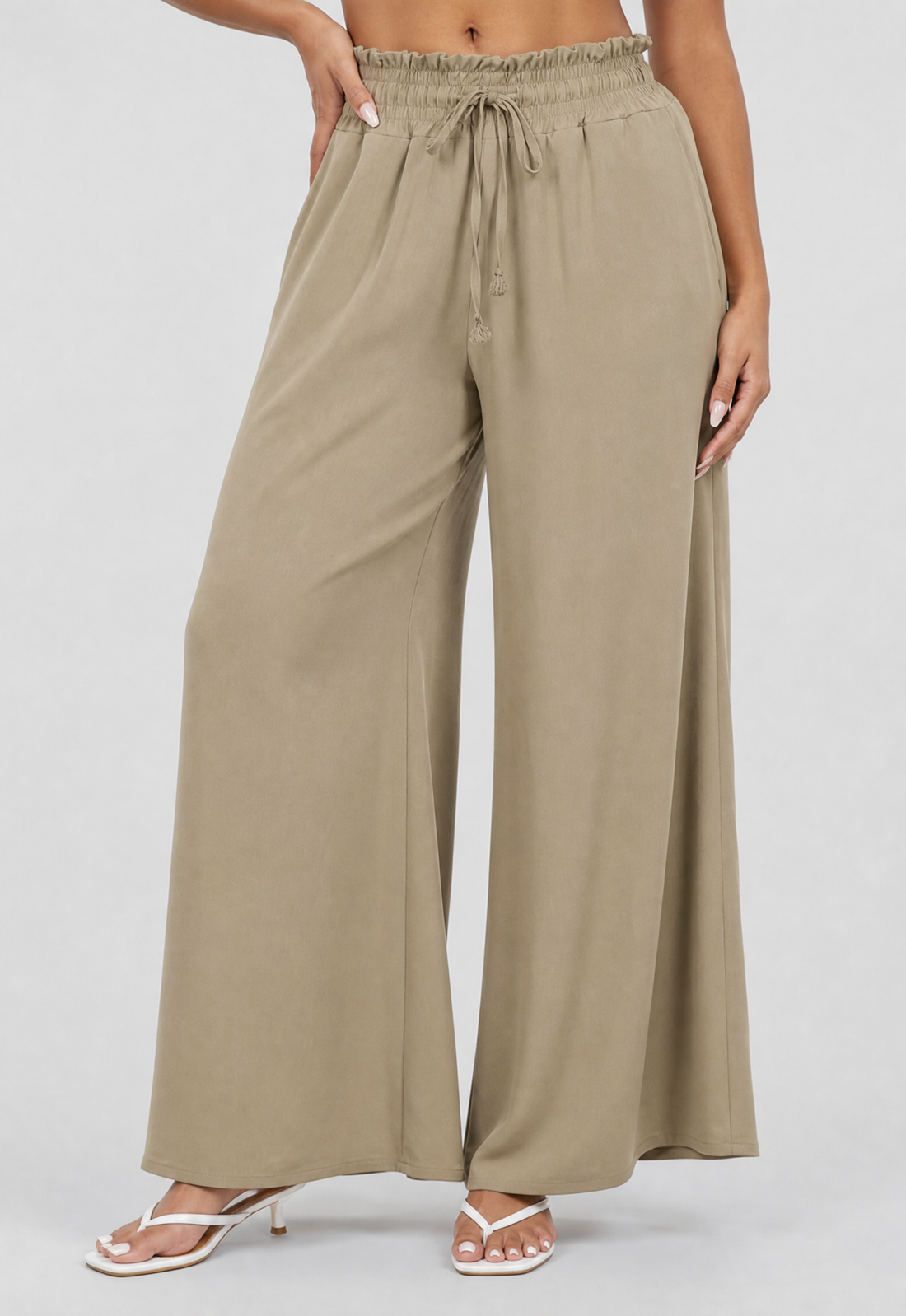 NEW010726 Taupe Wide Leg Broek met Smock Taille en Strikkoord