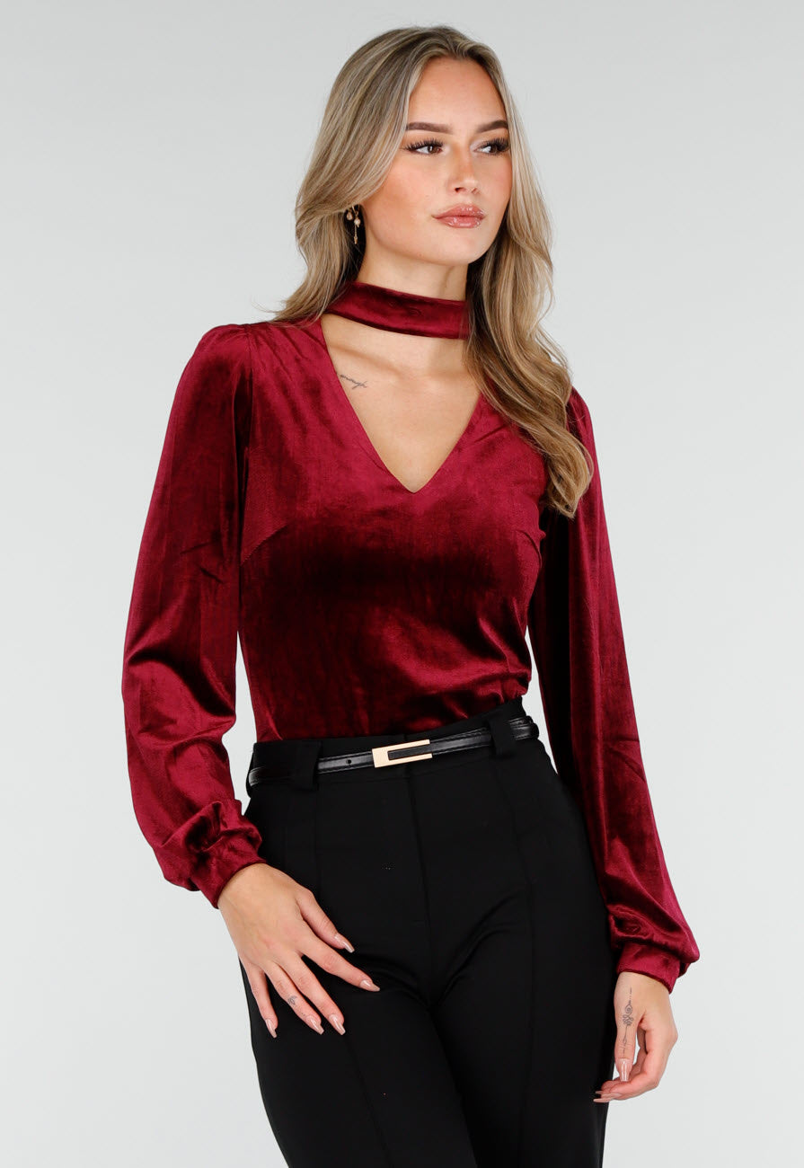 Rode Velours Top met V-Hals en Choker Detail