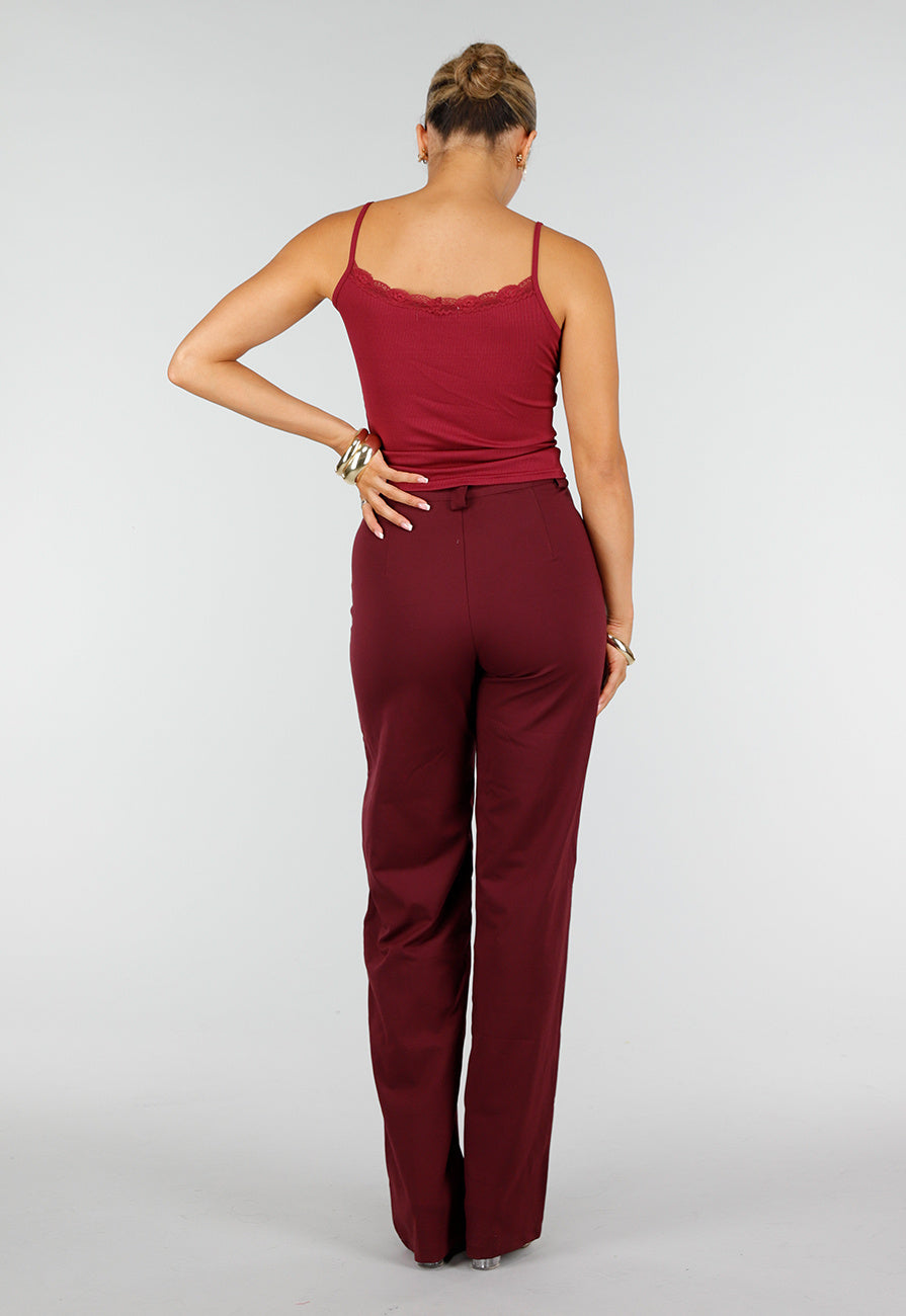 NEW260826 Bordeauxrode Rib Top met Spaghettibandjes en Kanten Halslijn