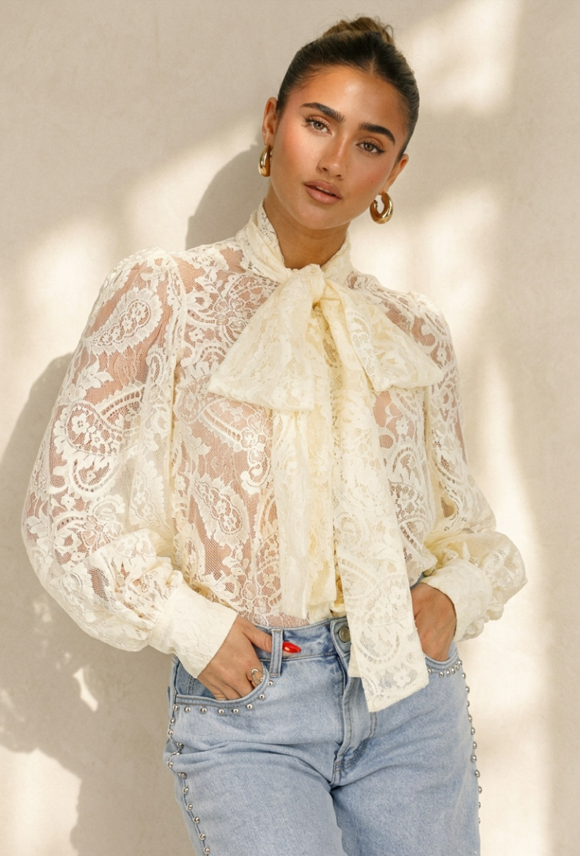 Lichtgele Transparante Kanten Blouse met Strikkraag en Lange Mouwen