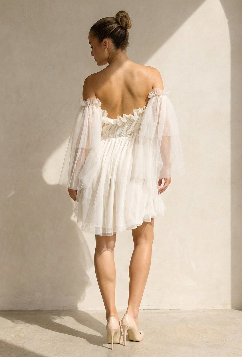 Beige Off Shoulder Jurk met Tule Mouwen en Volantkraag