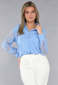 Lichtblauwe Blouse met See-Through Crochet Mouwen