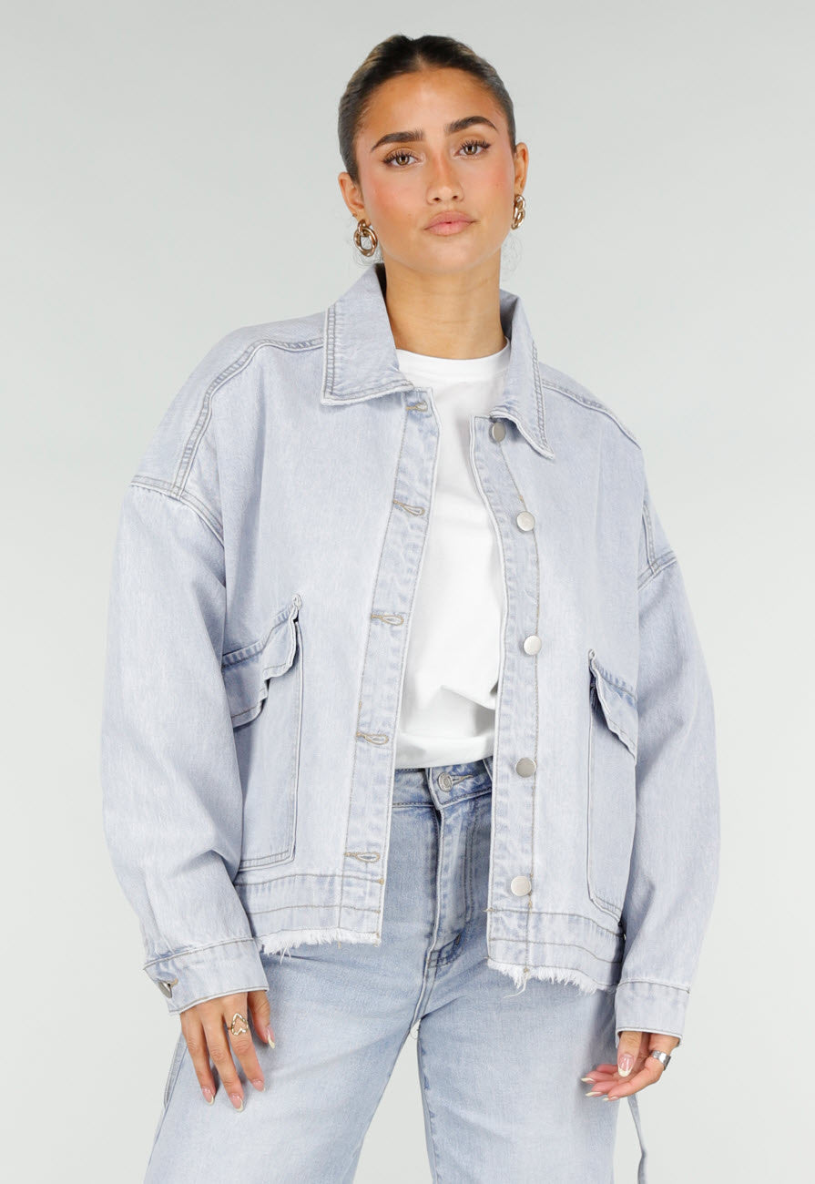 Lichtblauwe Denim Jas met Klepzakken en Trekkoorden