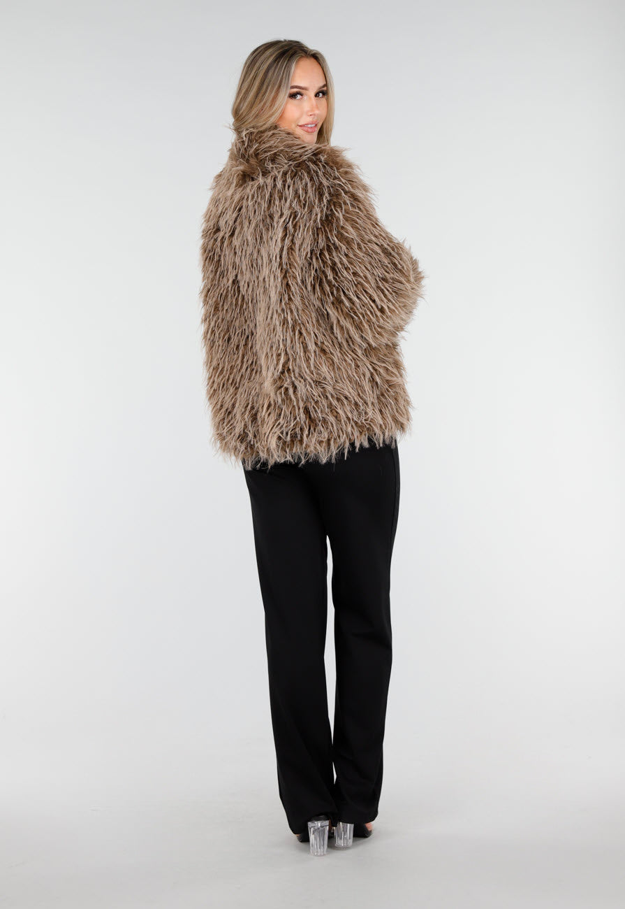 Bruine Fluffy Jas met Lange Haren en Losvallende Pasvorm