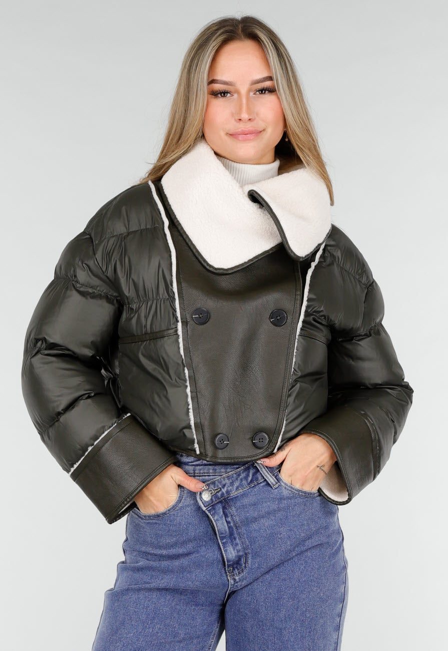 Donkergroene Jas met Witte Teddy Kraag en Dubbele Knoopsluiting