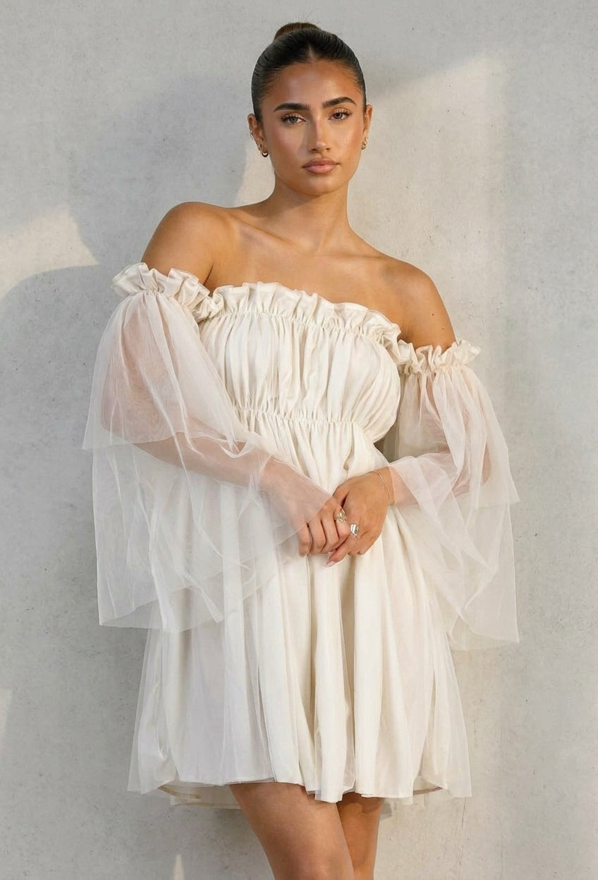 Beige Off Shoulder Jurk met Tule Mouwen en Volantkraag
