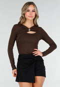 Bruine Top met Cut-Out en Goudkleurig Detail