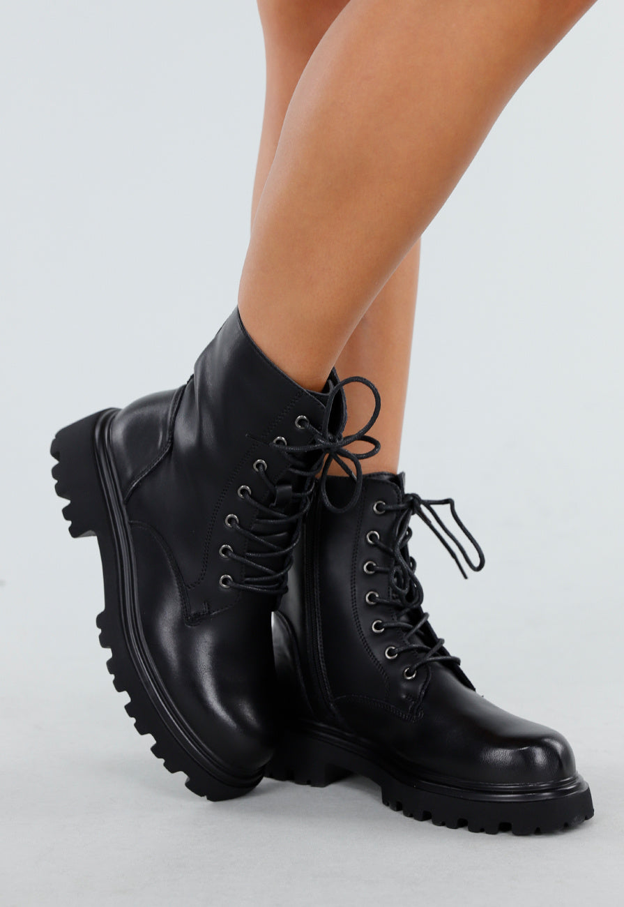 Zwarte Veterboots met Grove Zool en Gladde Afwerking