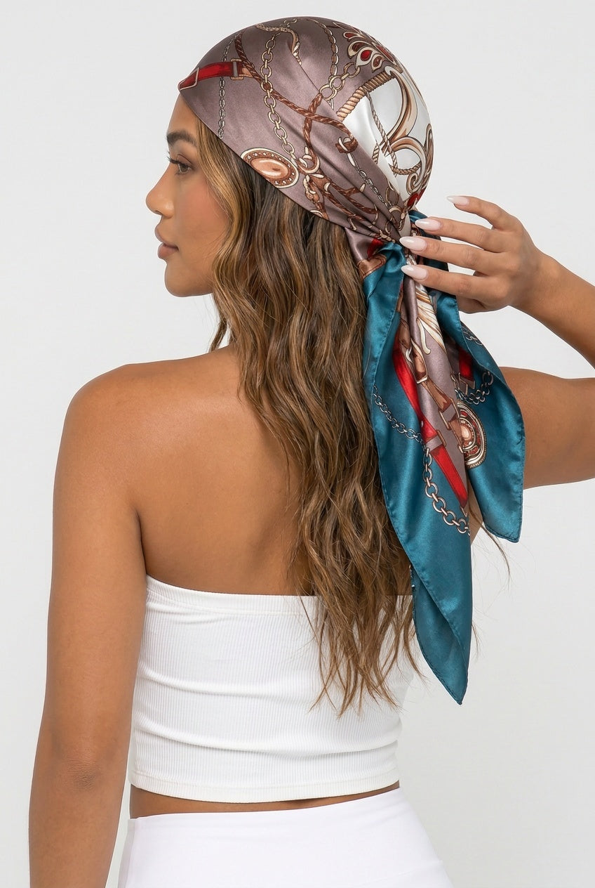 NEW220726 Satijnen Bandana met Kettingprint in Taupe en Petrol