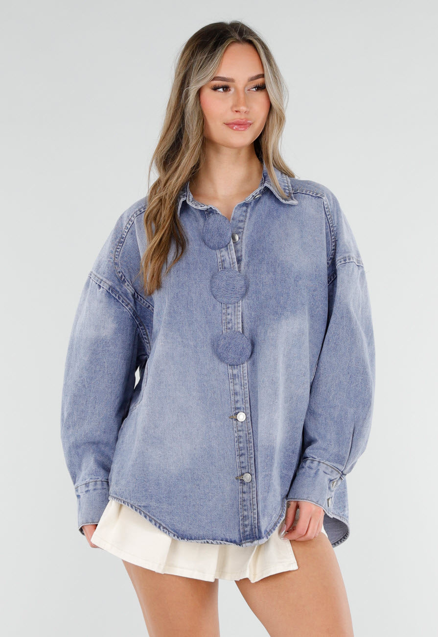 Blauwe Denim Blouse met Oversized Knopen en Lange Mouwen