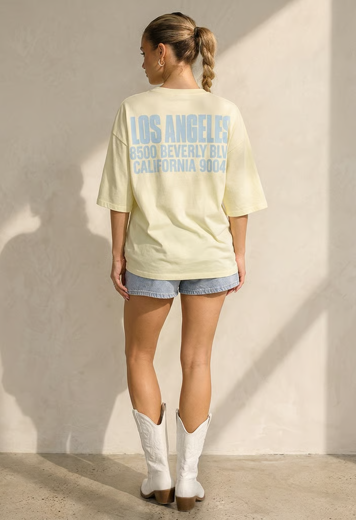 Lichtgeel Oversized T-shirt met Blauwe Tekst en Korte Mouwen