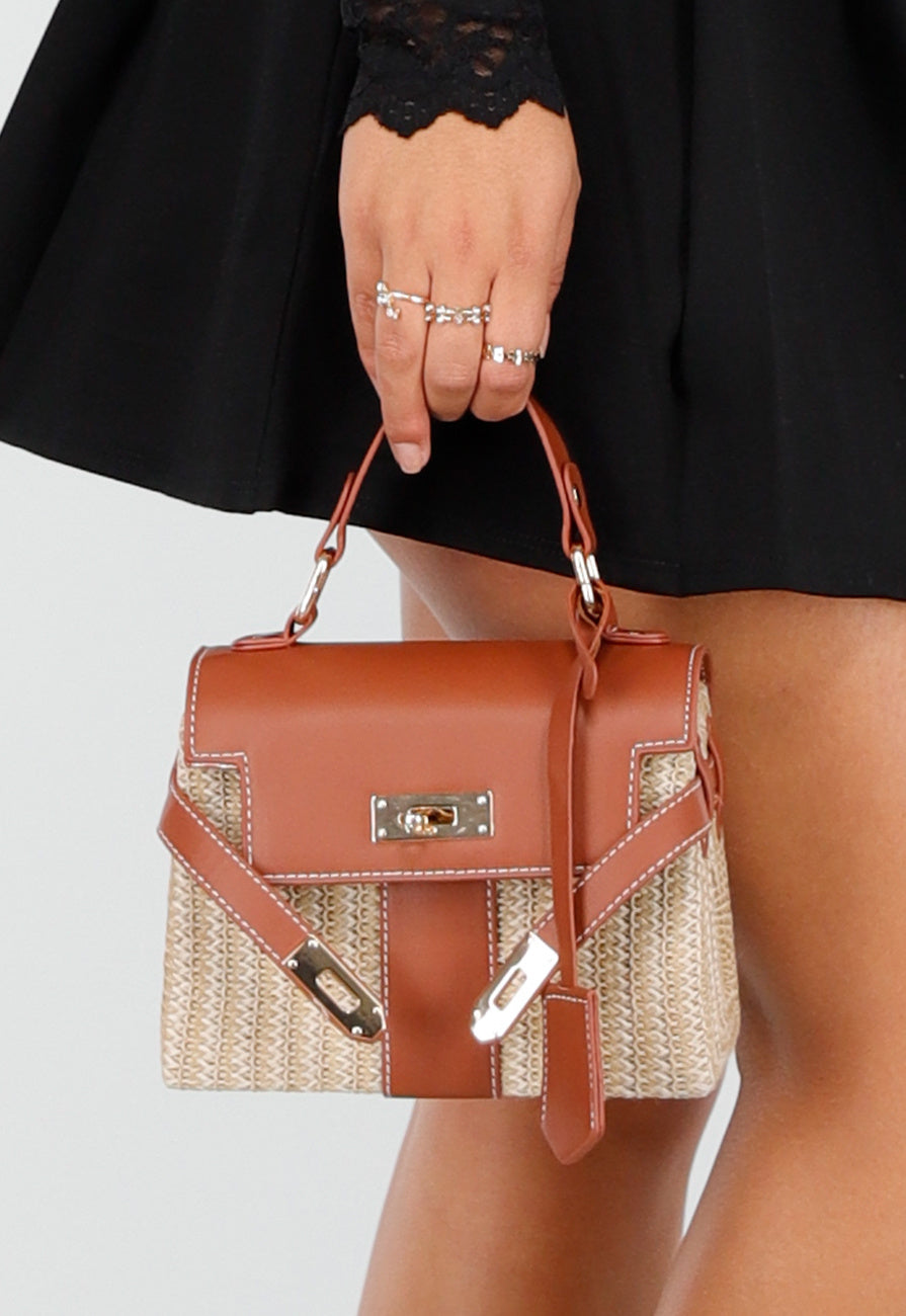Kleine Raffia Handtas met Bruine Lederlook Afwerking