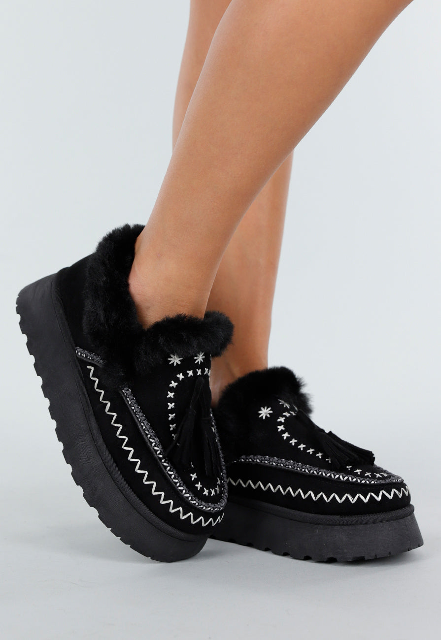 Zwarte Instappers met Faux Fur en Witte Borduursels