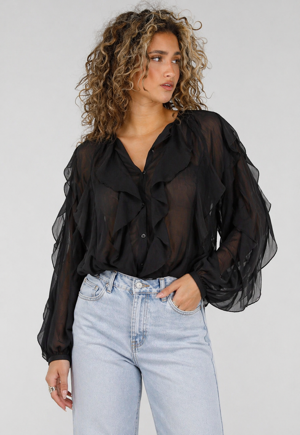 Zwarte Chiffon Blouse met Ruffle Details en Lange Mouwen