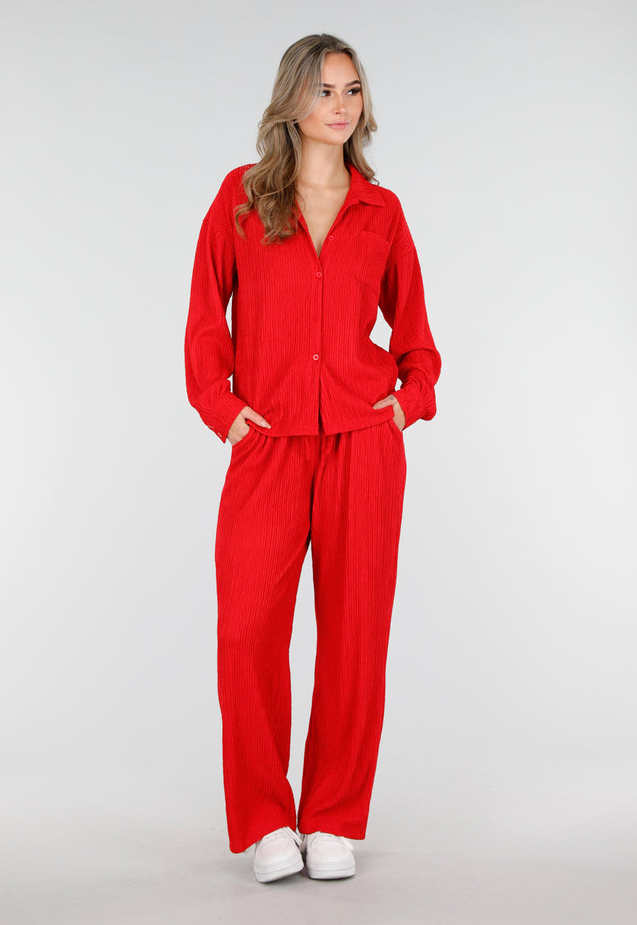 Rode Plissé Two Piece Set met Losvallende Blouse en Rechte Broek