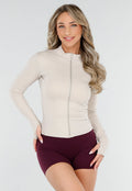 Getailleerd Beige Stretch Sportvest met Duimgaten en Opstaande Kraag