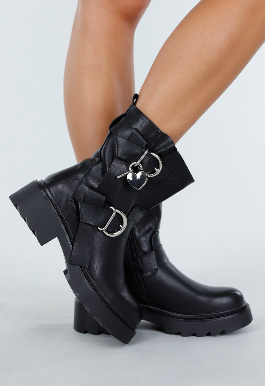 Zwarte Biker Boots met Gespen, Chunky Zool en Hartdetail