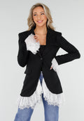 Zwarte Blazer met Witte Kanten Ruches aan Zoom en Mouwen
