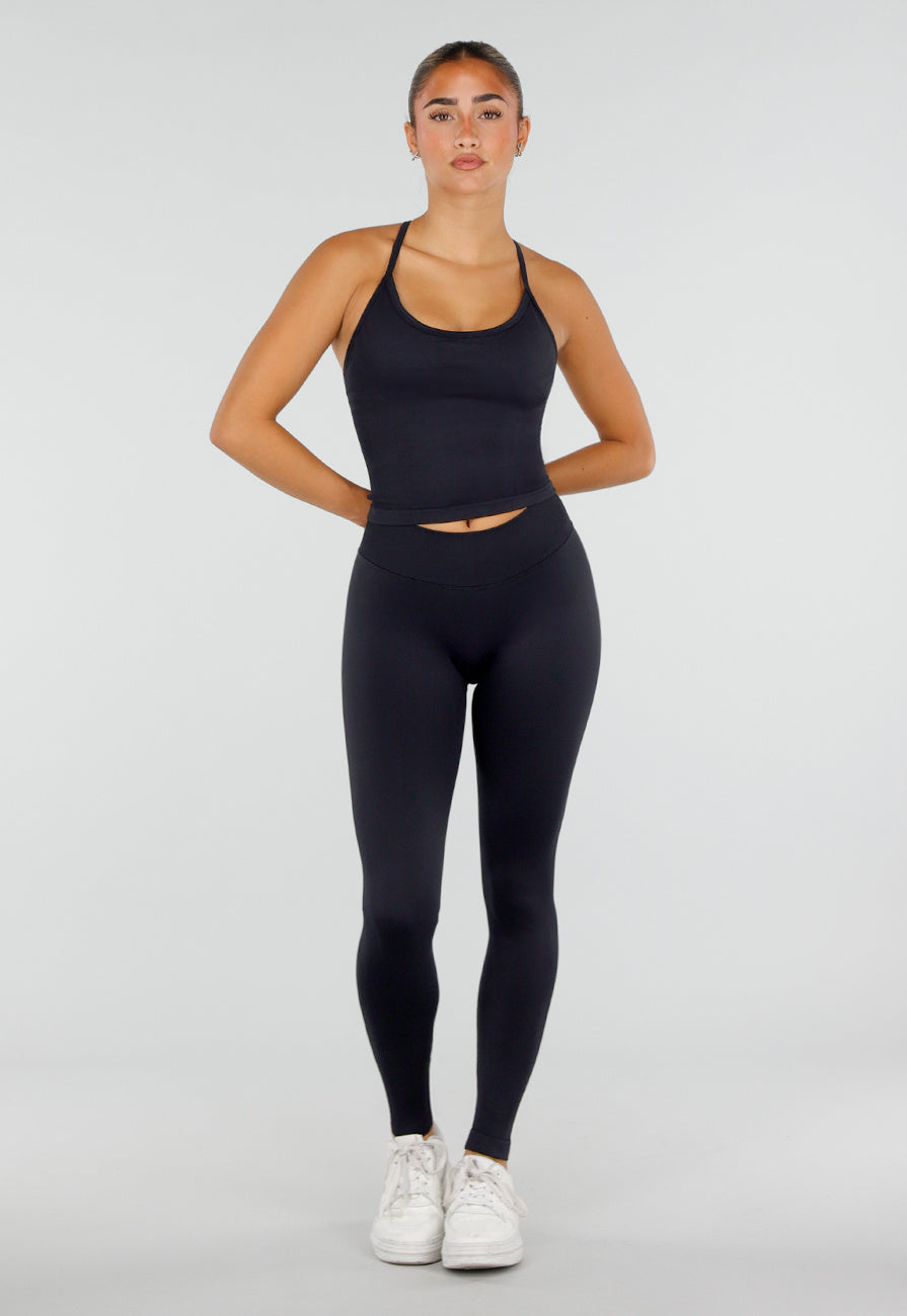 NEW120826 Zwarte Sportset met Halter Top, Legging, Uitneembare Pads en Scrunchdetail
